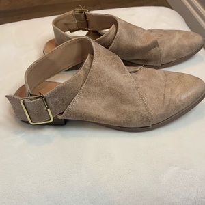 Super cute flats with buckle back